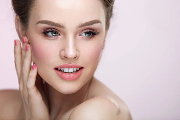 Maquillage beauté. Gros plan femelle avec maquillage naturel et ongles roses — Photo