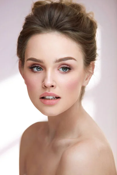 Beauty Woman Face. hermosa sexy hembra con maquillaje, peinado —  Fotos de Stock