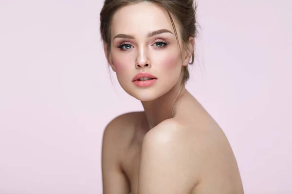 De gezicht van de vrouw van de schoonheid. Mooie Sexy meisje met make-up, kapsel — Stockfoto