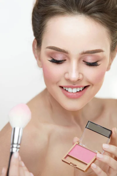 Make-up schoonheid Cosmetics.Portrait van vrouw gezicht make-up doen — Stockfoto