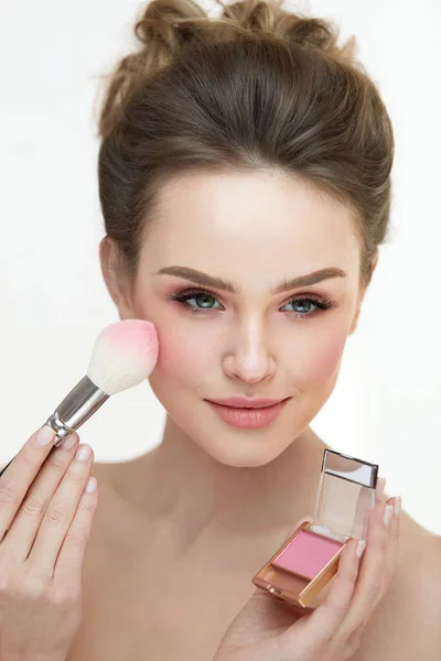 Vrouw gezicht make-up. Close-up van toepassing zijn bloost op vrouwelijke gezicht handen — Stockfoto