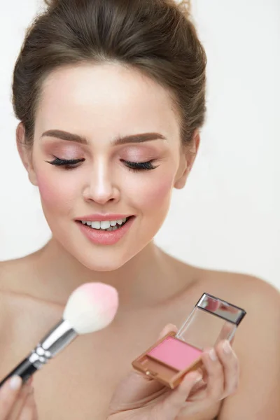 Cosmétiques de beauté. Mains Application Blush sur la peau du visage de la femme — Photo