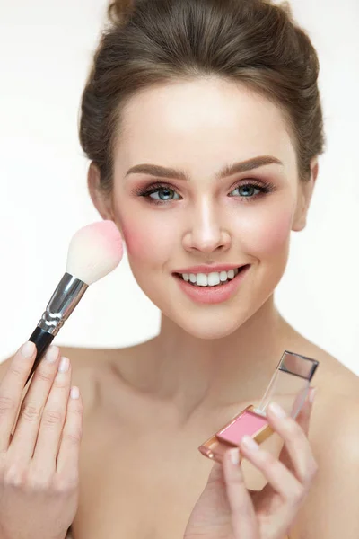 Cosmétiques de beauté. Mains Application Blush sur la peau du visage de la femme — Photo