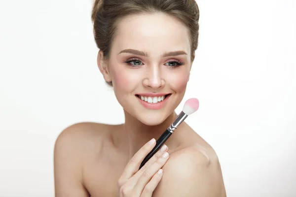Frauenhautkosmetik. glücklich gesundes Mädchen mit Pinsel — Stockfoto