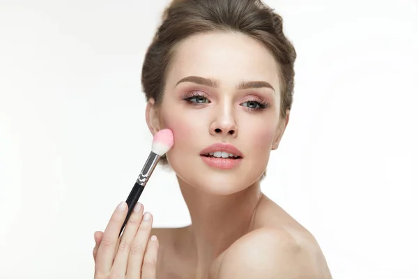 Woman Beauty Makeup. Female With Brush Putting Blush On Skin — Stock Photo, Image