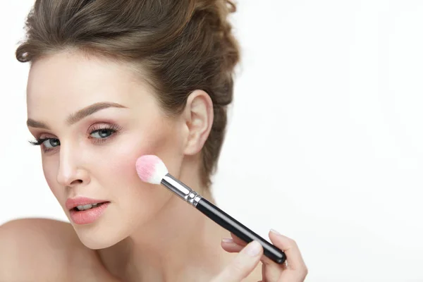 Woman Beauty Makeup. Female With Brush Putting Blush On Skin — Stock Photo, Image
