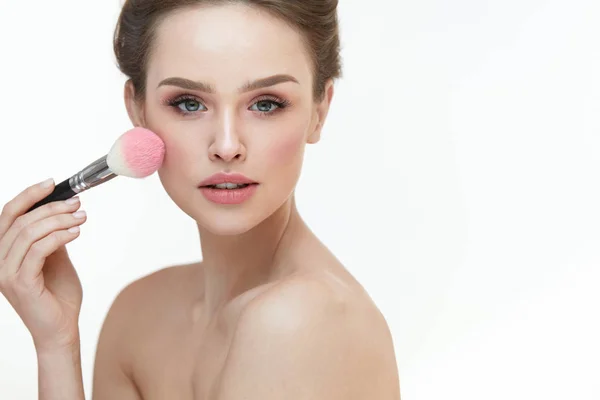 Beauté du visage de femme. Sexy fille mettre blush avec brosse faciale — Photo