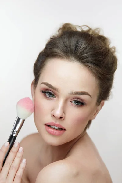 Woman Face Beauty. Sexy Girl Putting Blush With Facial Brush — Stock Photo, Image