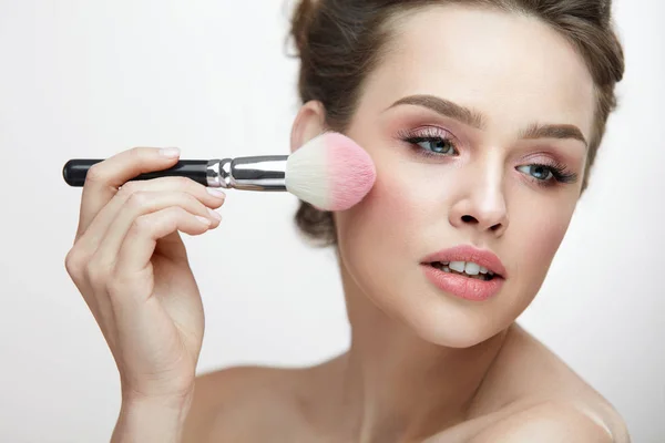 Cosméticos de belleza facial. Sexy mujer aplicando rubor con cepillo —  Fotos de Stock