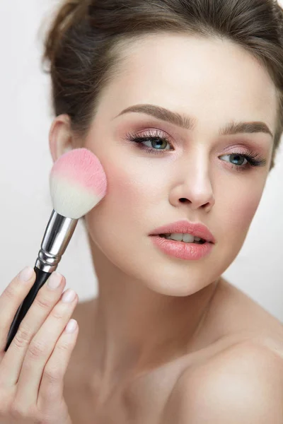 Facial Beauty Cosmetics. Sexy Woman Applying Blush With Brush — Stock Photo, Image