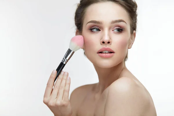 Facial Beauty Cosmetics. Mulher sexy aplicando blush com escova — Fotografia de Stock