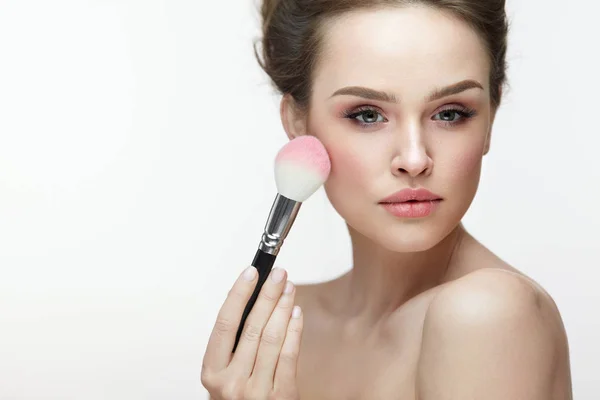 Kosmetika obličeje krása. Sexy žena použití tvářenky štětcem — Stock fotografie
