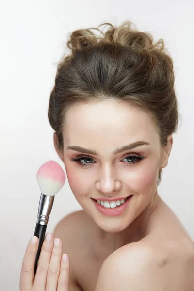 Женский макияж. Счастливая женщина с розовым румяном на коже — стоковое фото