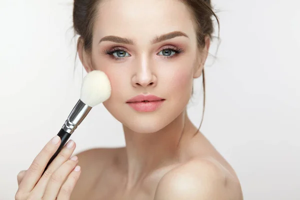 Kosmetika pro tvář make-up. Krásné ženské vyrovnávací Blush — Stock fotografie