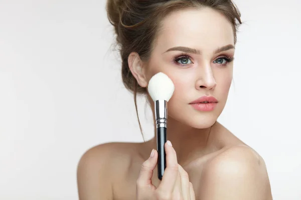 Facial Makeup. Beautiful Female Applying Blush With Brush — Stock Photo, Image