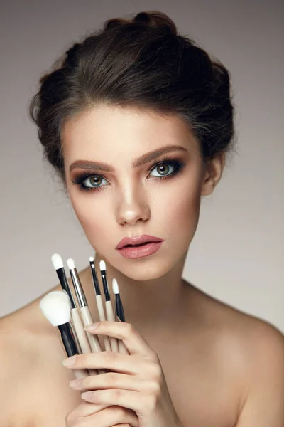 Fashion Woman Portrait. Girl Holding Bunch Of Makeup Brushes — Stock Photo, Image