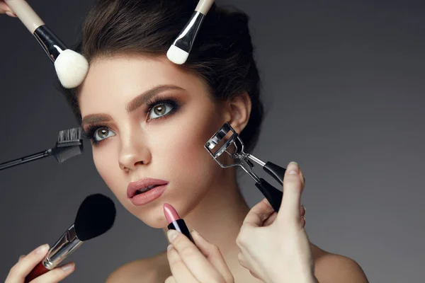 Maquiagem Beauty Face. Mulher glamourosa com cosméticos faciais — Fotografia de Stock