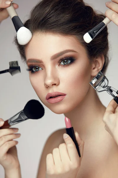 Moda Belleza. Chica con maquillaje glamuroso y cepillos cerca de la cara —  Fotos de Stock