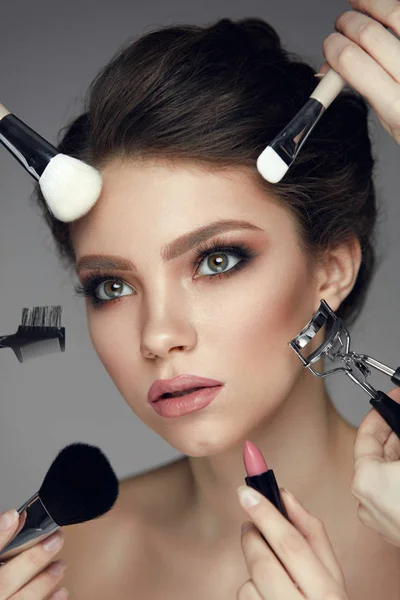 Fashion Beauty. Girl With Glamorous Makeup And Brushes Near Face — Stock Photo, Image