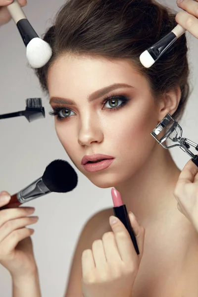 Mode skönhet. Flicka med glamorös Makeup och borstar nära ansikte — Stockfoto