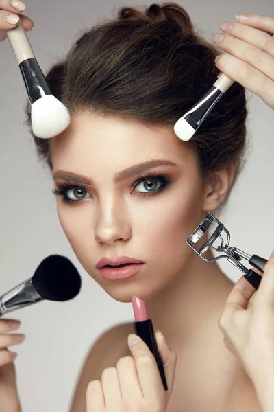 Moda Beleza. Menina com maquiagem glamourosa e escovas perto da cara — Fotografia de Stock