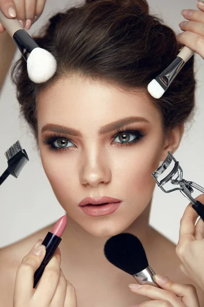 Krása kosmetika. Okouzlující žena s make-up štětce poblíž obličej — Stock fotografie