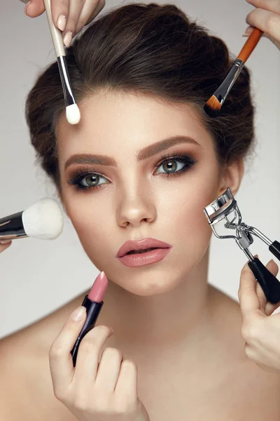Beauty Cosmetics. Mulher glamourosa com maquiagem escovas perto da cara — Fotografia de Stock