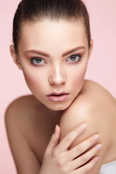 Skönhet kvinna ansikte Makeup. Kvinna med frisk hud i ansiktet — Stockfoto