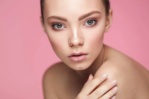 Schönheit Frau Gesicht Make-up. Weibchen mit frischer Gesichtshaut — Stockfoto