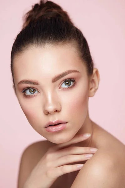 Schönheit Frau Gesicht Make-up. Weibchen mit frischer Gesichtshaut — Stockfoto