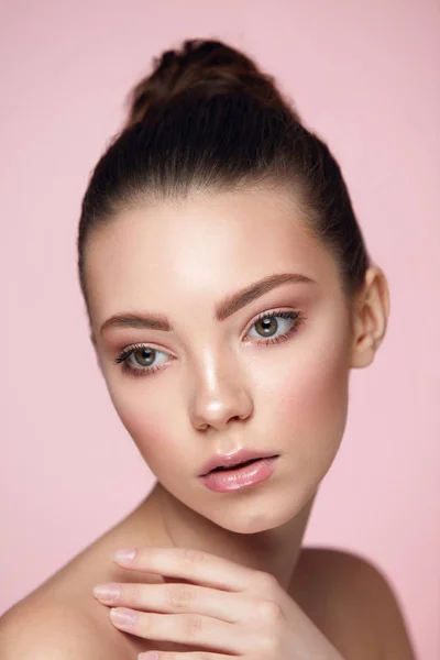De zorg van de huid. Portret van mooie vrouwelijke gezicht met verse make-up — Stockfoto