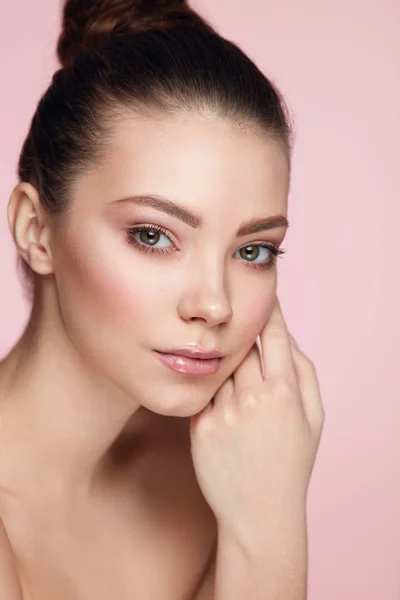 Skin Beauty Care. Porträtt av kvinna med naturliga ansikte Makeup — Stockfoto