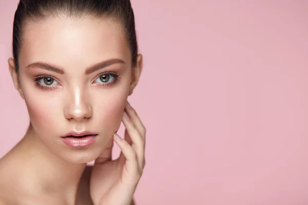 Skin Beauty Care. Porträtt av kvinna med naturliga ansikte Makeup — Stockfoto