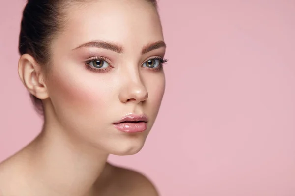 Maquiagem de beleza facial. Mulher com rosto fresco no fundo rosa — Fotografia de Stock