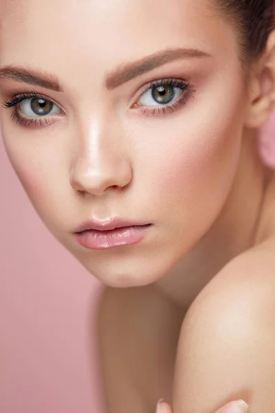 Maquiagem de beleza facial. Mulher com rosto fresco no fundo rosa — Fotografia de Stock