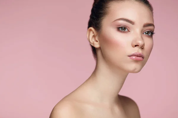 Kosmetik för ansikte av skönhet. Flicka med slät hud och fräsch Makeup — Stockfoto