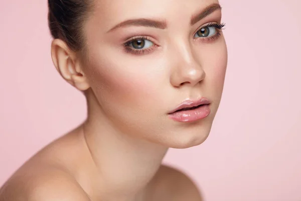 Fashion Beauty Face. Portrait Of Woman With Natural Makeup — Stock Photo, Image