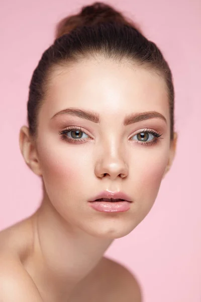 Mode skönhet ansikte. Porträtt av kvinna med naturlig Makeup — Stockfoto