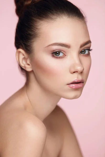 Cara de Mulher Beleza. Close Up modelo feminino bonito com maquiagem — Fotografia de Stock