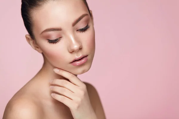 Beauty Woman Face. Primer plano modelo femenino hermoso con el maquillaje —  Fotos de Stock