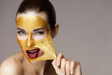 Kadın yüz güzellik. Kız maske cilt kozmetik altın elde