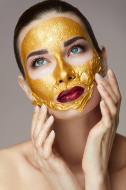 Yüz Cilt kozmetik. Altın maske yüz sevecen olan dişi