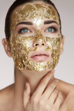 Spa yordamı. Altın maske vücut okşama ile seksi kız 