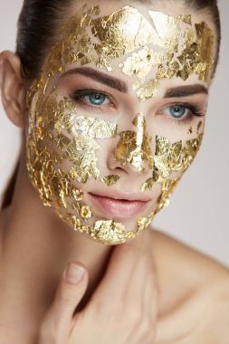 Spa yordamı. Altın maske vücut okşama ile seksi kız 