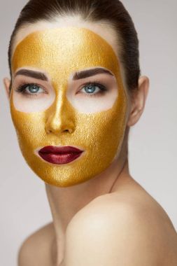 Kadın yüz tedavi. Çekici kadın, güzellik altın maske 