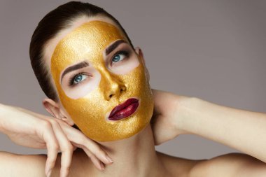Yüz Cilt kozmetik. Altın maske yüz sevecen olan dişi