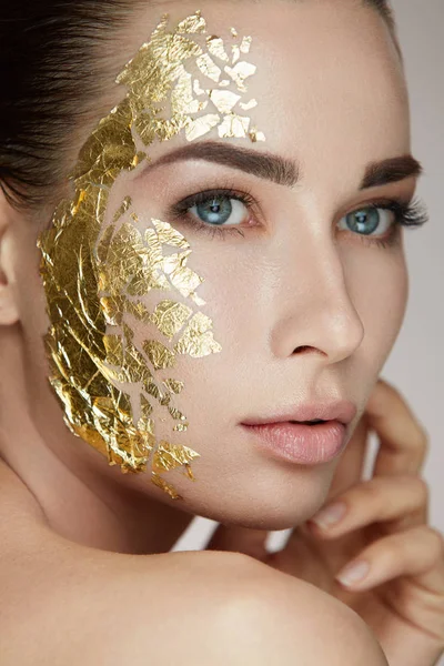 Nő bőrápolás. Női arany maszk megható arcbőr — Stock Fotó