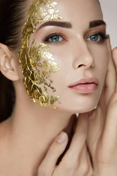 Frau Gesicht Schönheit Produkt. Porträt eines Mädchens mit kosmetischer Maske — Stockfoto