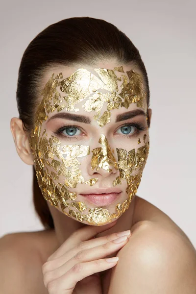 Spa yordamı. Altın maske vücut okşama ile seksi kız 