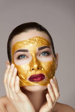 Yüz Cilt kozmetik. Altın maske yüz sevecen olan dişi